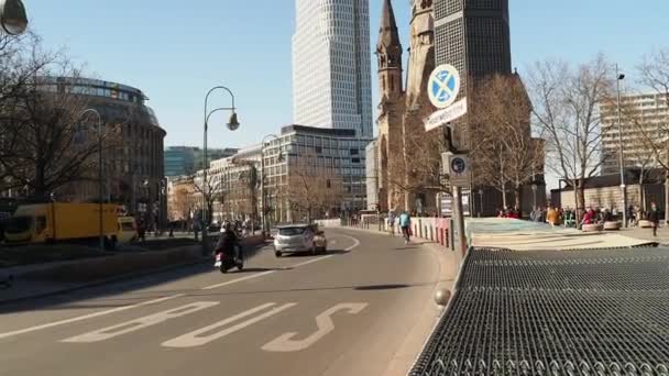 Berlin, Tyskland - 22 mars 2022: Charlottenburg distrikt. — Stockvideo