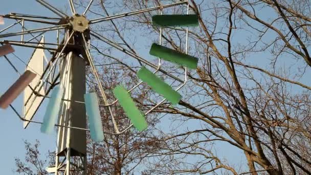 Wind vane spinning in the wind. Windmill. — Stock Video