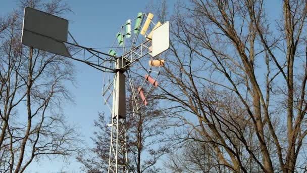 Windfahnen drehen sich im Wind. Windmühle. — Stockvideo