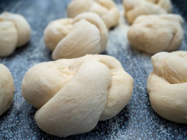 Çörek yapma süreci. Çiğ hamur