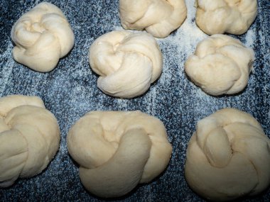 Çörek yapma süreci. Çiğ hamur