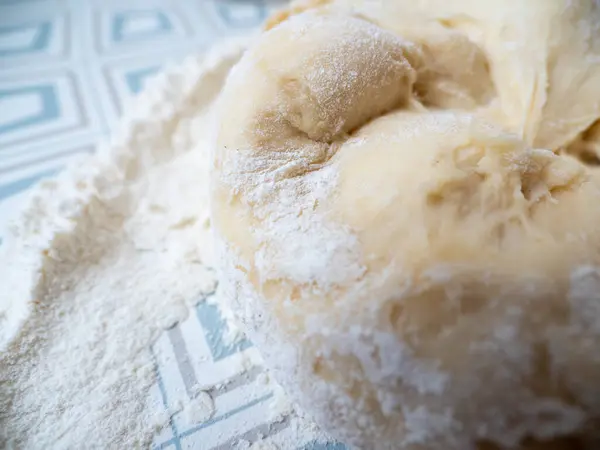 Den Prozess Der Herstellung Von Brötchen Roher Teig — Stockfoto