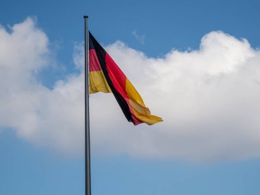 Alman bayrağı Reichstag bundestag üzerinde uçan.