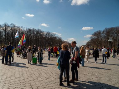 Berlin, Almanya - 03 / 27 / 2022: Rusya 'nın Brandenburg Kapısı yakınlarındaki savaşa karşı Ukrayna' nın işgalini protesto