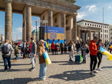 Berlin, Almanya - 03 / 27 / 2022: Rusya 'nın Brandenburg Kapısı yakınlarındaki savaşa karşı Ukrayna' nın işgalini protesto