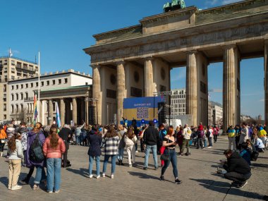 Berlin, Almanya - 03 / 27 / 2022: Rusya 'nın Brandenburg Kapısı yakınlarındaki savaşa karşı Ukrayna' nın işgalini protesto