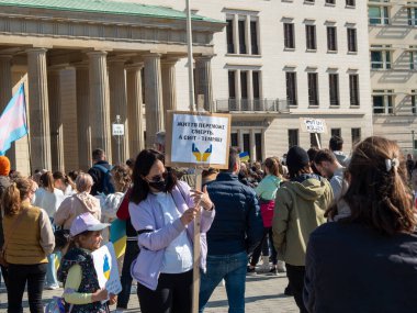 Berlin, Almanya - 03 / 27 / 2022: Rusya 'nın Brandenburg Kapısı yakınlarındaki savaşa karşı Ukrayna' nın işgalini protesto