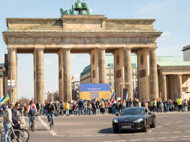Berlin, Almanya - 03 / 27 / 2022: Rusya 'nın Brandenburg Kapısı yakınlarındaki savaşa karşı Ukrayna' nın işgalini protesto