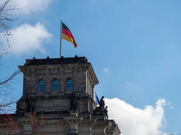 Tysk Flag Flying Rigsdagen Bundestag - Stock-foto