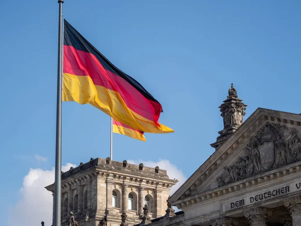 Tysk Flag Flying Rigsdagen Bundestag - Stock-foto