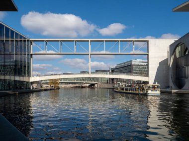 Marie Elisabeth Luders Haus ve Berlin 'in hükümet bölgesindeki köprü.
