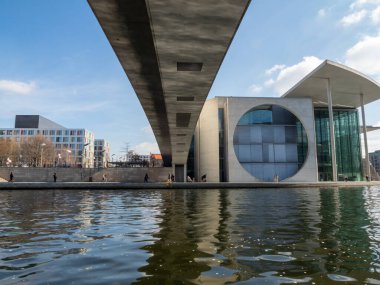 Marie Elisabeth Luders Haus ve Berlin 'in hükümet bölgesindeki köprü.