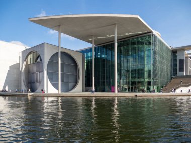 Marie Elisabeth Luders Haus ve Berlin 'in hükümet bölgesindeki köprü.