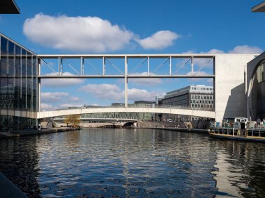 Marie Elisabeth Luders Haus ve Berlin 'in hükümet bölgesindeki köprü.