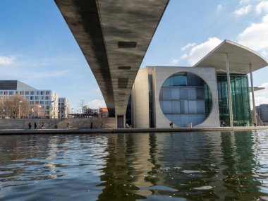 Marie Elisabeth Luders Haus ve Berlin 'in hükümet bölgesindeki köprü.