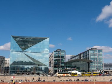 BERLİN - GERMANY - 27 Mart 2022 Berlin 'deki ana tren istasyonu manzarası (Berlin Hauptbahnhof)