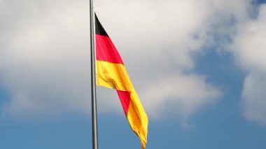 Alman bayrağı Reichstag bundestag üzerinde uçan.