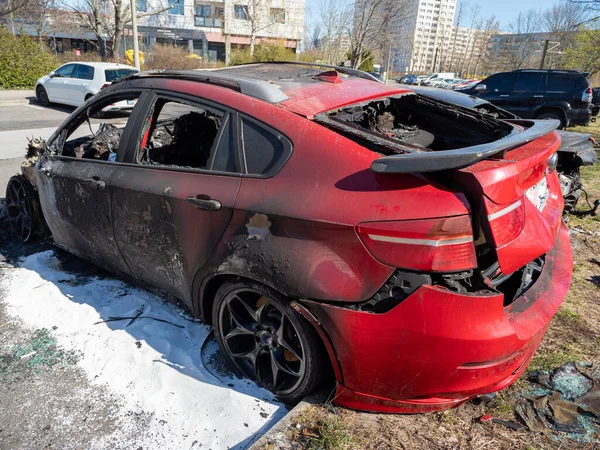 Şehir arabası yandı. Yanmış araba.