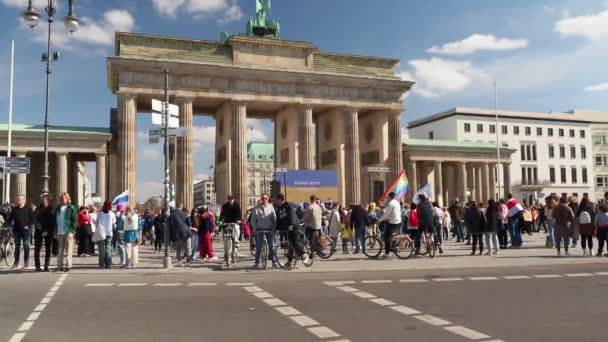 Német Zászló Repül Reichstag Bundestag Felett Kiváló Minőségű Felvételek — Stock videók