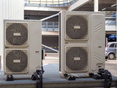 Endüstriyel bir binanın çatısında klimalar var.