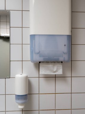 kağıt havlu ile plastik kutu.