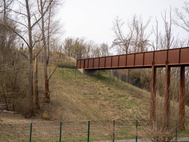 Parktaki demir köprü. Kapat.