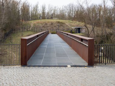 Parktaki demir köprü. Kapat.