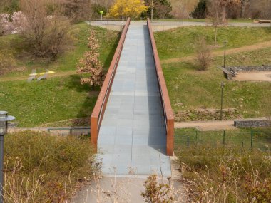 Parktaki demir köprü. Kapat.