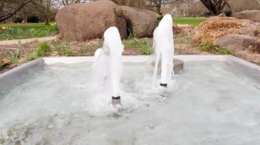 Parktaki çeşme. Kayaların arasından su akıyor..
