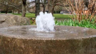 Parktaki çeşme. Kayaların arasından su akıyor..