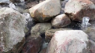 Parktaki çeşme. Kayaların arasından su akıyor..