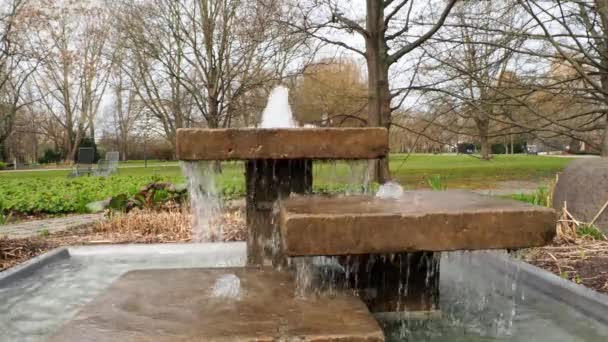 Fontaine Dans Parc Eau Coule Travers Les Rochers — Video