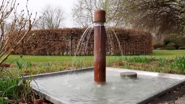 Fuente Parque Agua Corre Través Las Rocas — Vídeo de stock