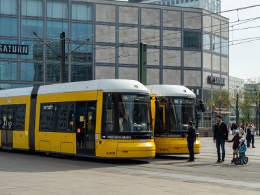BERLİN, ALMANA 13 NİSAN 2022. Berlin tramvayı, Berlin 'deki Alexanderplatz' da elektrikli tren..