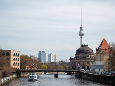 Berlin, Almanya, 13 Nisan 2022: İnsanlar cadde boyunca yürüyor. Berlin 'de popüler turizm beldesi