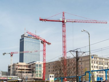 Berlin, Almanya, 13 Nisan 2022: İnsanlar cadde boyunca yürüyor. Berlin 'de popüler turizm beldesi