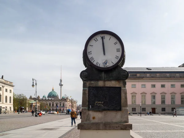 Berlijn Duitsland April 2022 Lopen Mensen Langs Straat Populaire Toeristische — Stockfoto