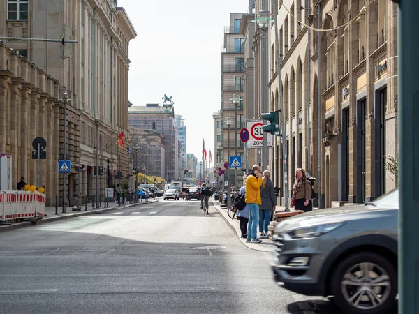 Berlin Germania Aprilie 2022 Oamenii Plimbă Lungul Străzii — Fotografie, imagine de stoc