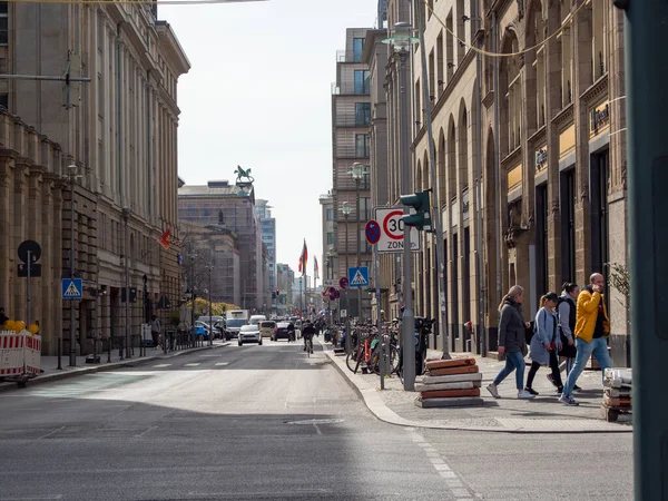 Berlin Tyskland April 2022 Folk Går Langs Gaten Populær Turistdestinasjon – stockfoto