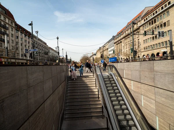 Βερολίνο Γερμανία Απριλίου 2022 Άνθρωποι Περπατούν Κατά Μήκος Του Δρόμου — Φωτογραφία Αρχείου
