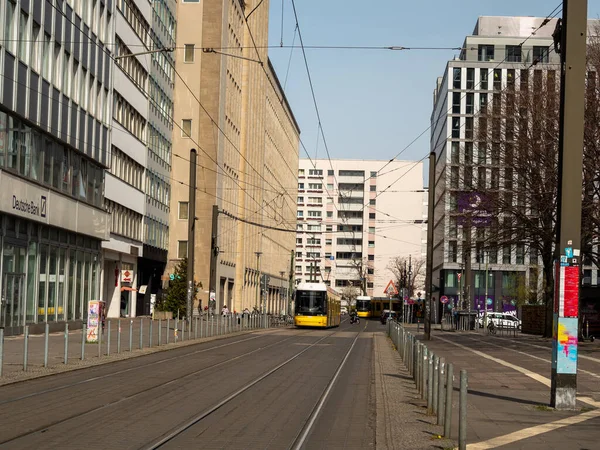 Berlín Alemania Abril 2022 Gente Está Caminando Por Calle Destino —  Fotos de Stock
