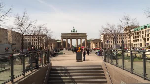 BERLÍN, ALEMANIA - 13 DE ABRIL DE 2022. Monumento histórico de la Puerta de Brandenburgo. lapso de tiempo. — Vídeo de stock
