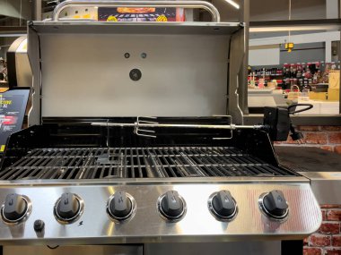 Yeni gaz ızgarası. Gaz barbeküsü. Kızarmış et için ızgara