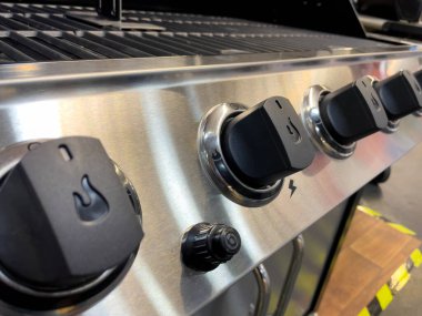 Yeni gaz ızgarası. Gaz barbeküsü. Kızarmış et için ızgara