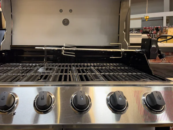 Yeni gaz ızgarası. Gaz barbeküsü. Kızarmış et için ızgara