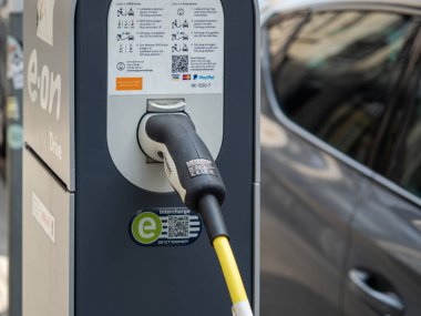 Berlin, 20 Nisan 2022: elektrikli araçlara yakıt ikmali için açık hava elektrik dolum istasyonu. Çevre dostu ulaşım şekli.