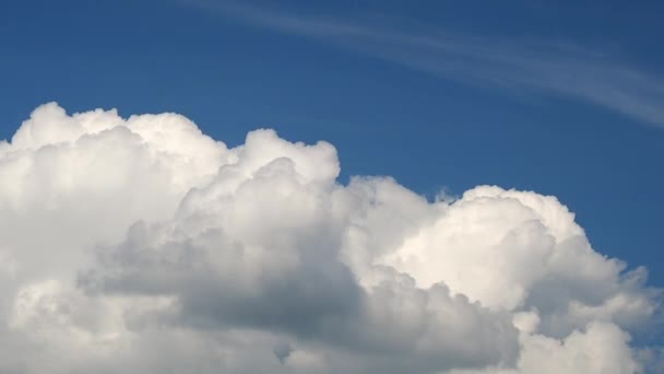 Enorme Hoop Heldere Witte Wolk Bewegen Blauwe Hemel — Stockvideo