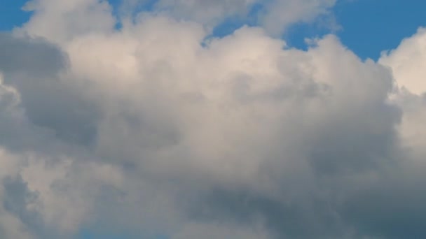 Mavi Gökyüzünde Hareket Eden Büyük Bir Yığın Parlak Beyaz Bulut — Stok video