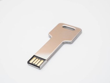 Beyaz arka planda bir anahtar şeklinde gümüş USB bellek.