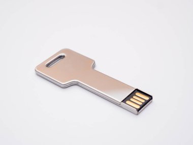 Beyaz arka planda bir anahtar şeklinde gümüş USB bellek.